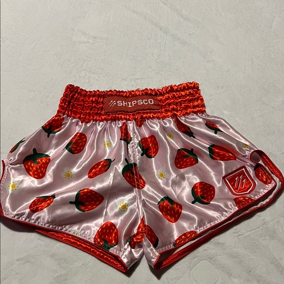 Shipsco strawberry Muay Thai shorts - Picture 3 of 7